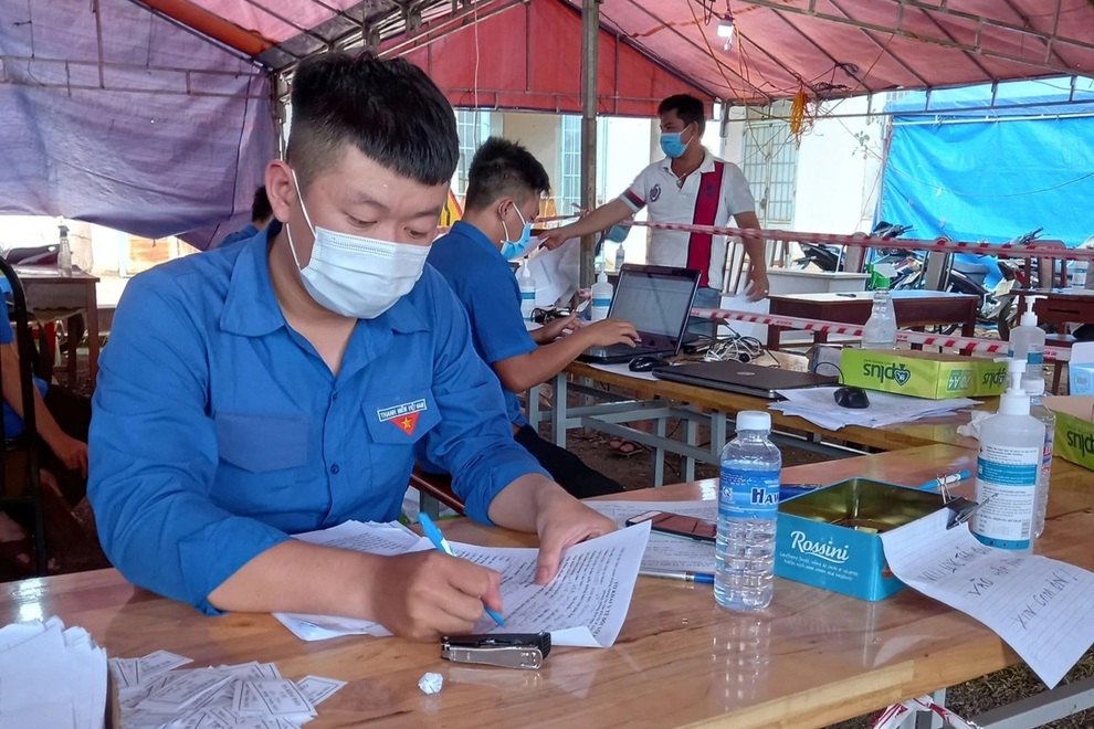 Tài xế nhận lại hơn 240 triệu đồng bỏ quên ở chốt kiểm dịch - 2 Tài xế nhận lại hơn 240 triệu đồng bỏ quên ở chốt kiểm dịch - 2