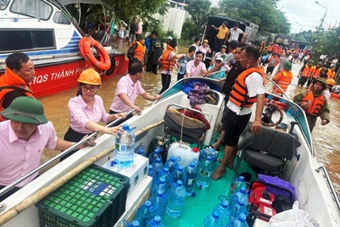 Ngân hàng chính sách xã hội chia sẻ khó khăn với người dân vùng lũ