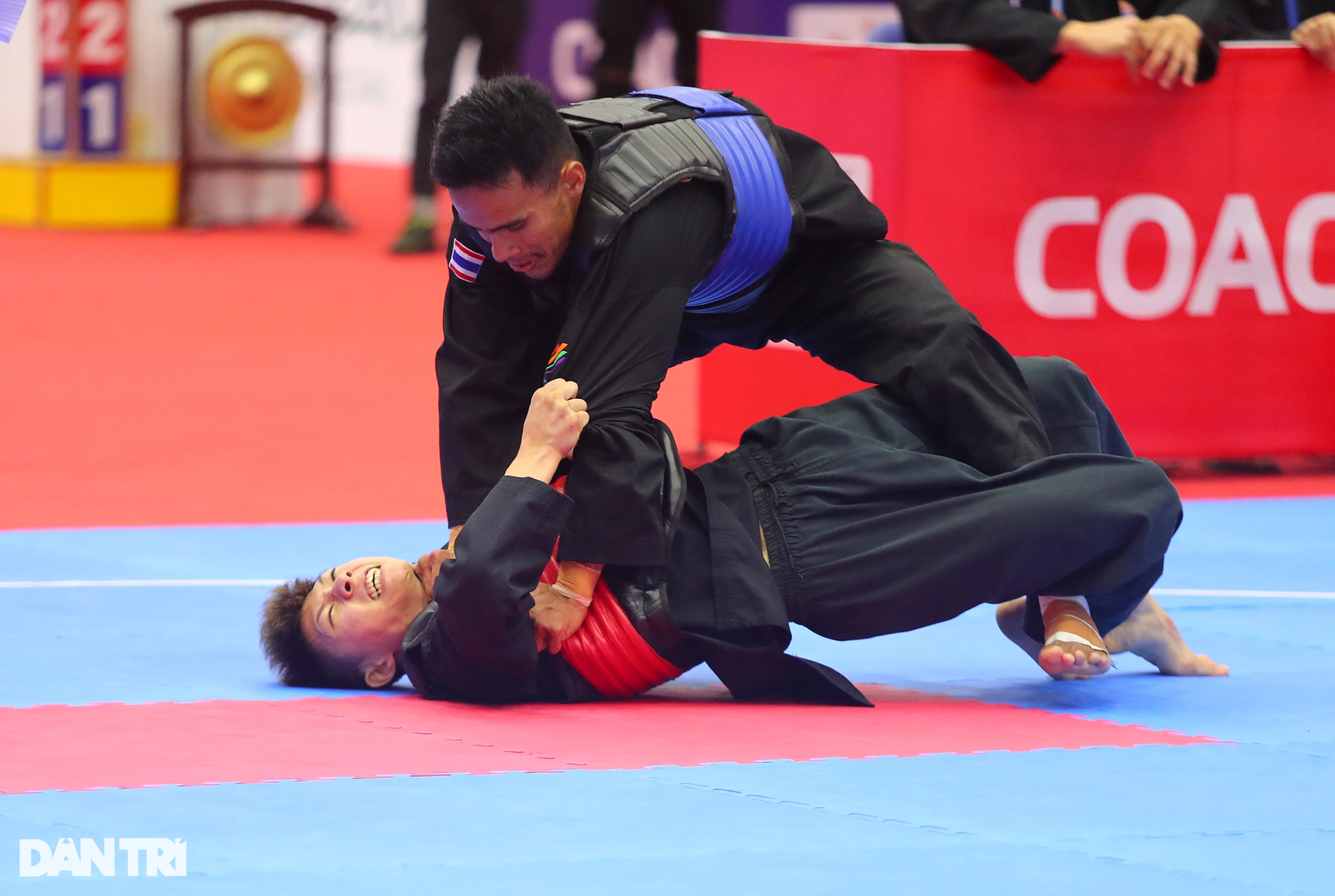 Nhiều VĐV chấn thương, nằm cáng rời sân trong ngày cuối thi Pencak Silat - 1 Nhiều VĐV chấn thương, nằm cáng rời sân trong ngày cuối thi Pencak Silat - 1