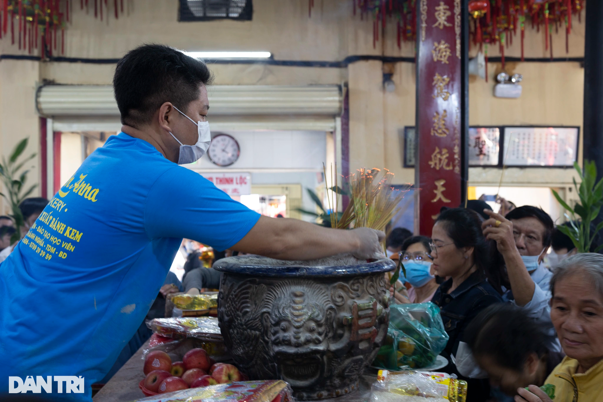 Hàng nghìn người xuyên đêm viếng chùa Bà Thiên Hậu ở Bình Dương - 7 Hàng nghìn người xuyên đêm viếng chùa Bà Thiên Hậu ở Bình Dương - 7