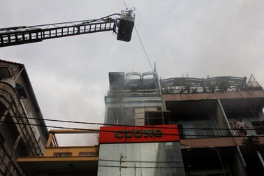 Khu dân cư náo loạn vì cháy nhà 4 tầng