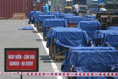 Hàng ngàn tấn pháo tập kết về cầu cảng sông Hàn