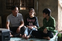 Vợ mất, người đàn ông ung thư từ chối điều trị, dành tiền cho con chữa bệnh