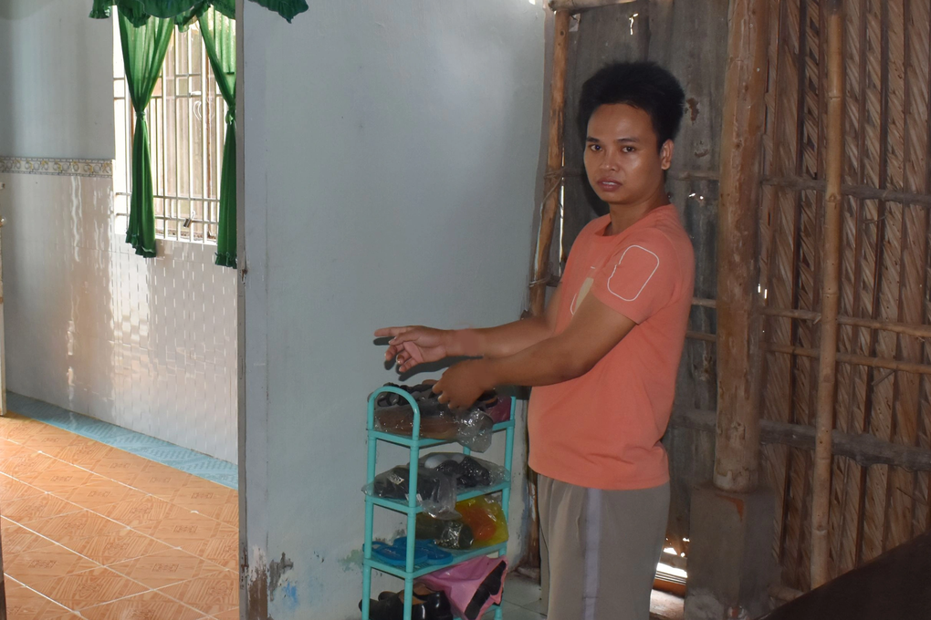 Ngủ trưa trên võng, bà lão bị khống chế cướp điện thoại - 1 Ngủ trưa trên võng, bà lão bị khống chế cướp điện thoại - 1
