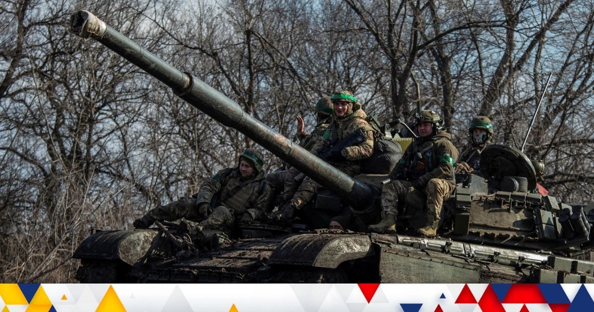 Bản đồ chiến sự Ukraine ở tây Donetsk ngày 13/3. Trong đó Nga kiểm soát phần màu nâu nhạt, các mũi tên đỏ thể hiện hướng tấn công của họ và mũi tên tím là hướng phát triển dự kiến, còn mũi tên xanh là Kiev rút lui (Ảnh: Mikael Valtersson).