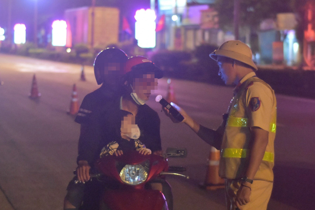 Tài xế ô tô biển đỏ vi phạm nồng độ cồn - 3 Tài xế ô tô biển đỏ vi phạm nồng độ cồn - 3