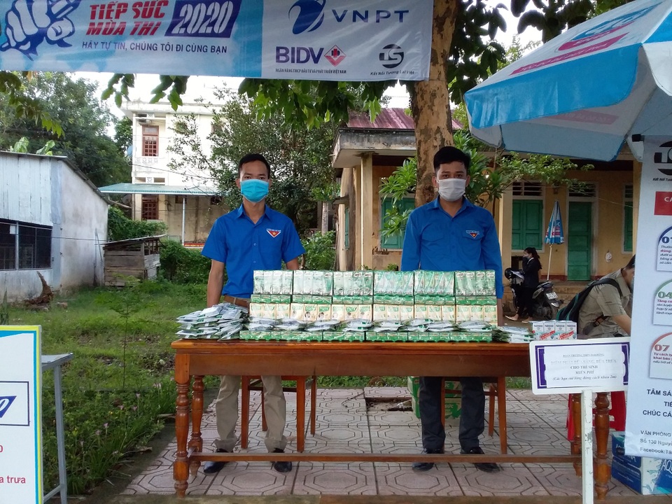 Trường học miền núi chuẩn bị bữa sáng, suất ăn trưa phục vụ thí sinh - 2 Trường học miền núi chuẩn bị bữa sáng, suất ăn trưa phục vụ thí sinh - 2