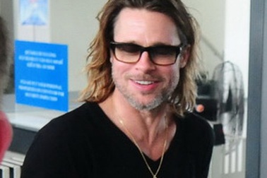 Cận cảnh nụ cười điển trai của Brad Pitt tại sân bay