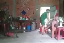 Con gái đánh đập, đổ phân lên đầu mẹ già vì không được chia tài sản?