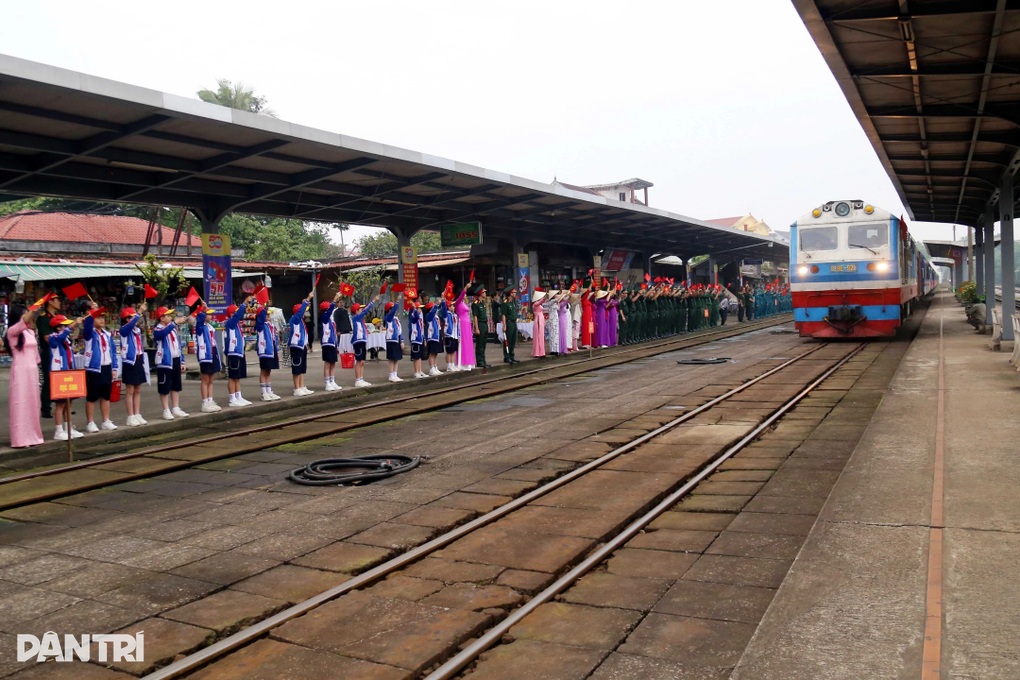 Đoàn tàu phục vụ cán bộ, người dân khi sáp nhập đơn vị hành chính - 1 Đoàn tàu phục vụ cán bộ, người dân khi sáp nhập đơn vị hành chính - 1