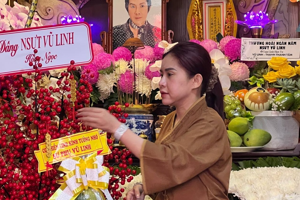 Giỗ đầu NSƯT Vũ Linh: YouTuber vây kín, con gái xúc động chia sẻ sau ồn ào - 8 Giỗ đầu NSƯT Vũ Linh: YouTuber vây kín, con gái xúc động chia sẻ sau ồn ào - 8