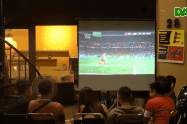 Không khí sôi động xem trận khai mạc World Cup 2022 ở Hà Nội