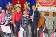 Phú Yên: Tặng quà tết cho người dân vùng ảnh hưởng thiên tai