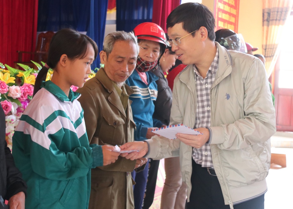 Bạn đọc Dân trí giúp đỡ người dân Hà Tĩnh bị lũ lụt 400 triệu đồng - 6 Bạn đọc Dân trí giúp đỡ người dân Hà Tĩnh bị lũ lụt 400 triệu đồng - 6