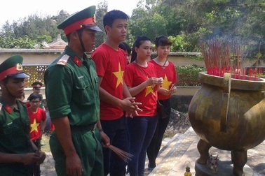 Thanh niên với hành trình vượt biển đến với xã đảo Nhơn Châu