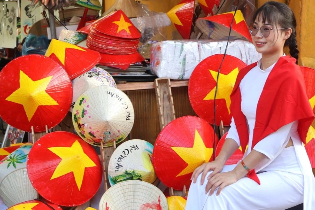 ¿Los vietnamitas gastan más de 13 mil millones de VND en comprar ropa y accesorios estampados con la bandera nacional? - 1 Người Việt chi hơn 13 tỷ đồng mua quần áo, phụ kiện in cờ Tổ quốc? - 1