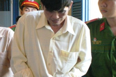 “Nhắm mắt” nhận 300 triệu đồng, một hiệu phó vào tù