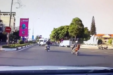 Kinh hoàng ôtô đâm hàng loạt xe máy chờ đèn đỏ