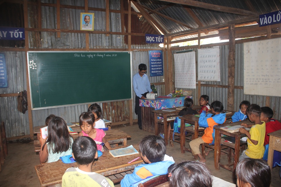 Lớp học “không quạt, không ánh sáng” trên đỉnh Lơ Pang - 4 Lớp học “không quạt, không ánh sáng” trên đỉnh Lơ Pang - 4
