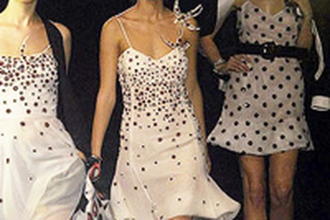 Emporio Armani: Một vẻ đẹp gợi cảm và táo bạo