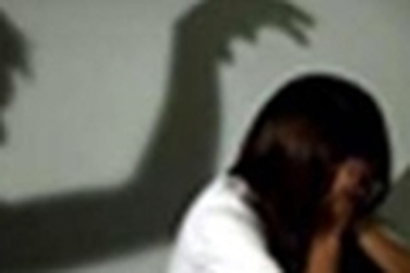 Đột nhập hiếp dâm người phụ nữ góa chồng đang ru con ngủ