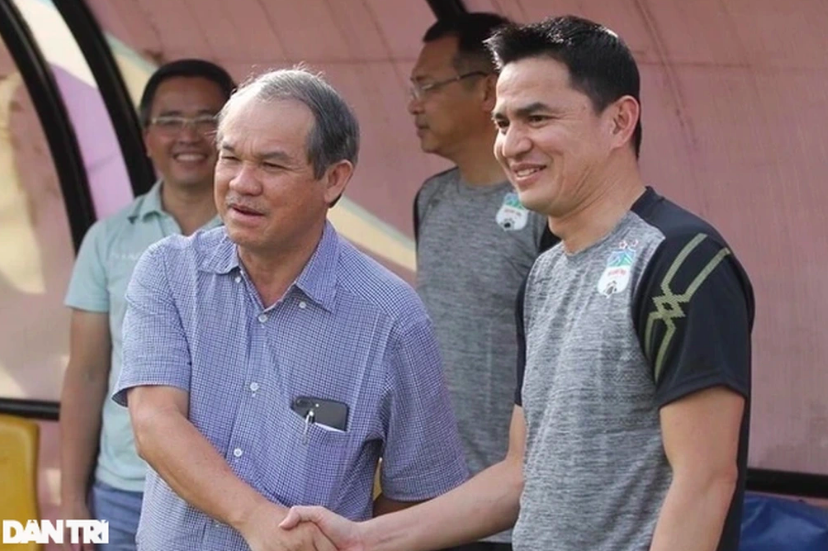 Bau Duc យល់ព្រមឲ្យគ្រូបង្វឹក Kiatisuk ចូលក្លឹបប៉ូលីសហាណូយ - ១ Bầu Đức đồng ý để HLV Kiatisuk gia nhập CLB Công an Hà Nội - 1