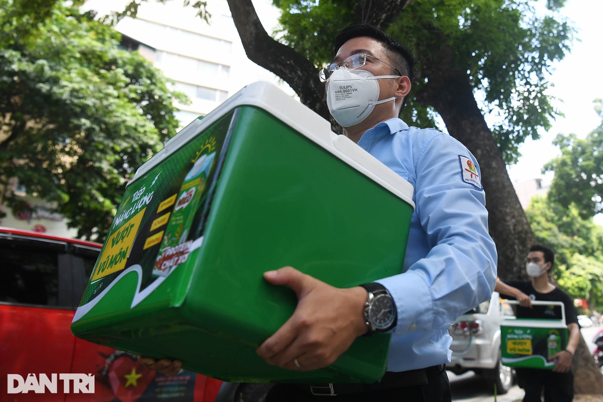 Chiến sĩ công an chống dịch bất ngờ nhận quà đặc biệt từ thanh niên Thủ đô - 8 Chiến sĩ công an chống dịch bất ngờ nhận quà đặc biệt từ thanh niên Thủ đô - 8