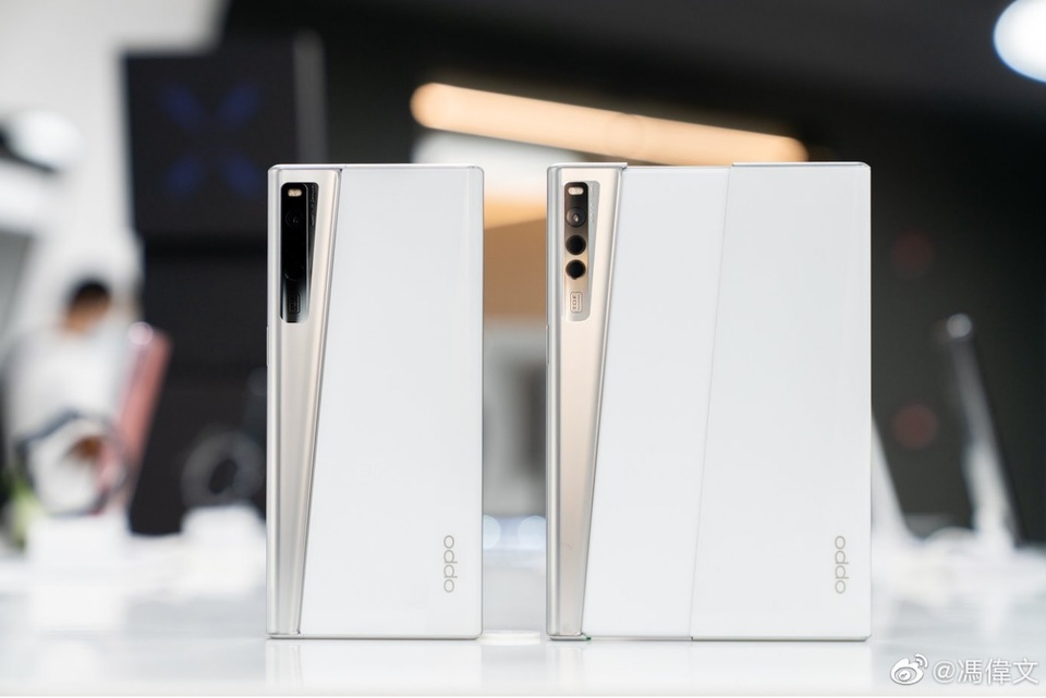 Cận cảnh chiếc smartphone màn hình cuộn đầu tiên trên thế giới - 6 Cận cảnh chiếc smartphone màn hình cuộn đầu tiên trên thế giới - 6