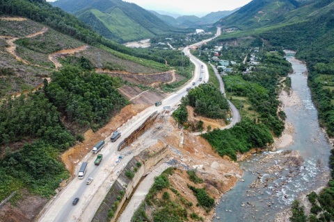 Taluy vỡ vụn trên cao tốc La Sơn - Túy Loan: Mưa lịch sử gây sạt lở