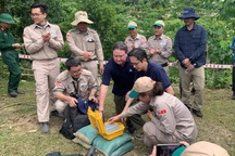 Đại sứ Mỹ chứng kiến hoạt động hủy nổ bom mìn trên "đất lửa" Quảng Trị