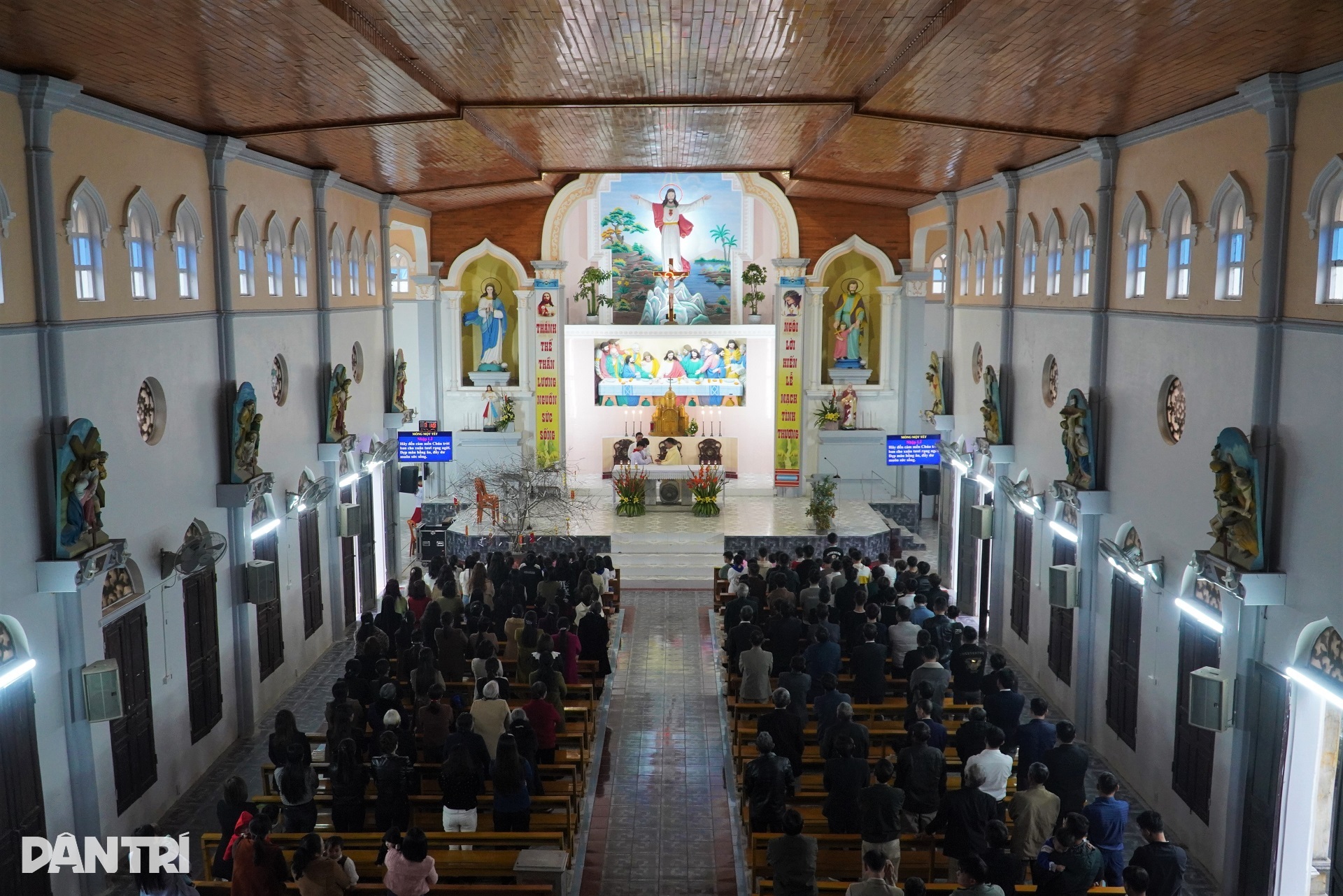 Người Công giáo đến nhà thờ cầu bình an và hái lộc thánh đầu năm - 1 Người Công giáo đến nhà thờ cầu bình an và hái lộc thánh đầu năm - 1