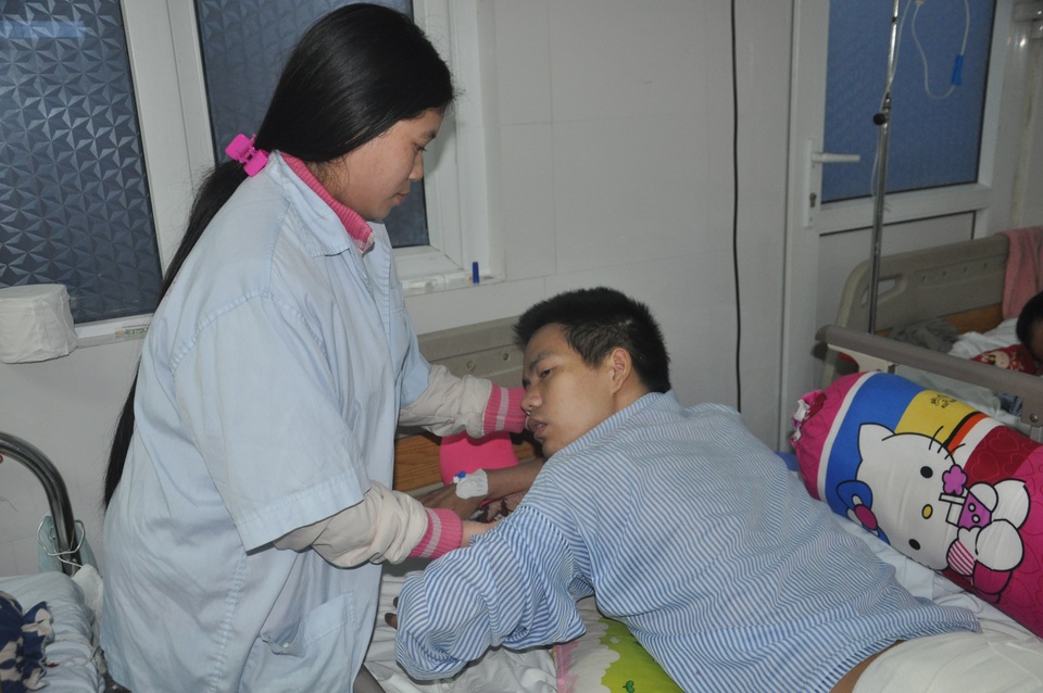 Vợ chồng dân tộc Dao được bạn đọc Dân trí đến tận viện giúp đỡ - 2 Vợ chồng dân tộc Dao được bạn đọc Dân trí đến tận viện giúp đỡ - 2