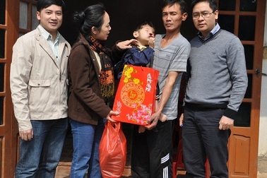 Em  bé Ngô Thành Tự được đoàn bác sĩ bệnh viện Nhi TW thăm và khám bệnh tại nhà