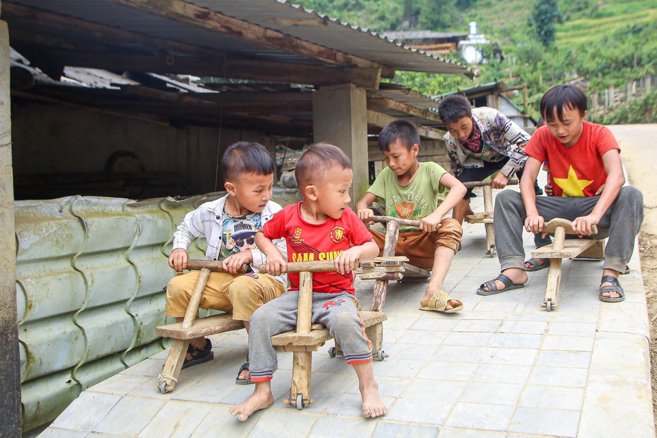Thót tim xem màn “đua xe” tự chế của trẻ em vùng cao ở Sa Pa - 2 Thót tim xem màn “đua xe” tự chế của trẻ em vùng cao ở Sa Pa - 2