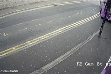 Thoát chết thần kỳ khi bị xe buýt đâm trúng