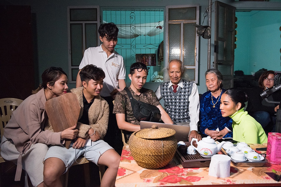 Hoàng Thùy về thăm quê nhà trước khi lên đường dự thi hoa hậu hoàn vũ - 23 Hoàng Thùy về thăm quê nhà trước khi lên đường dự thi hoa hậu hoàn vũ - 23