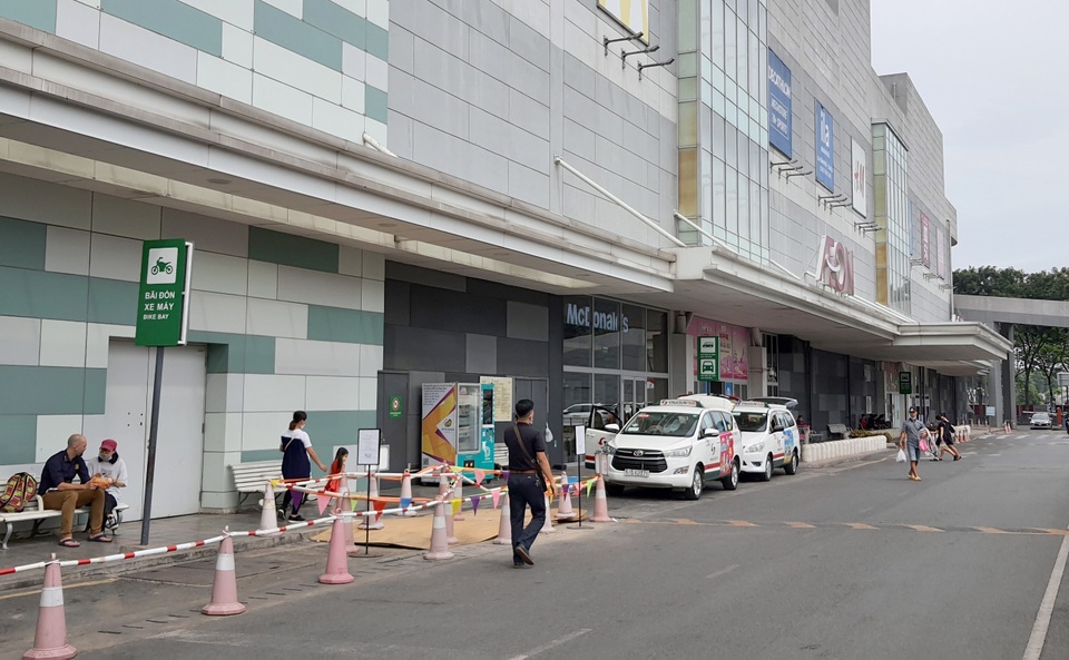 Hé lộ nguyên nhân vụ hình sự nổ súng ngăn ẩu đả ở Aeon Tân Phú - 2 Hé lộ nguyên nhân vụ hình sự nổ súng ngăn ẩu đả ở Aeon Tân Phú - 2