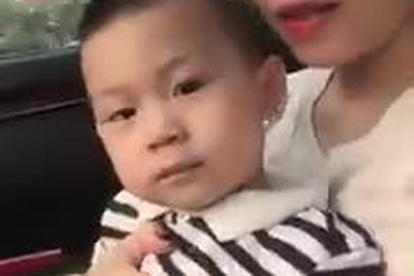 Mỹ Dung dạy bé Apple - con trai cả hát tiếng Anh.