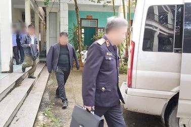 Bắt trưởng công an thị trấn ở Hà Giang và 2 thuộc cấp