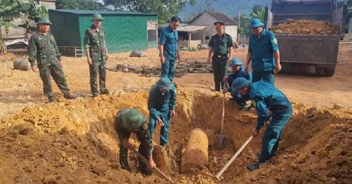 Cải tạo vườn trồng cây, phát hiện quả bom còn nguyên kíp nổ