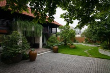 Sưu tầm chum cổ nhiều năm, gia chủ đem cải tạo nhà sàn độc lạ ở Huế