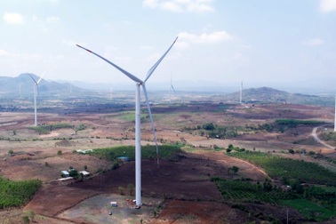 Người dân thấp thỏm sống và canh tác dưới những trụ điện gió