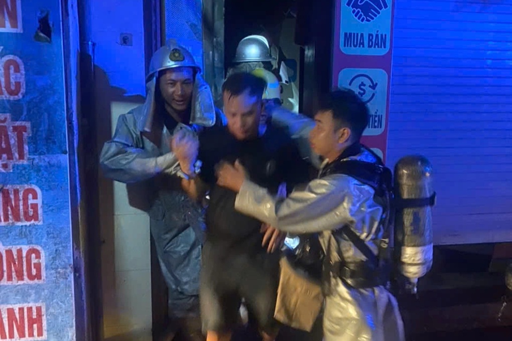 Cháy nhà 4 tầng ở Hà Nội, cảnh sát giải cứu 2 người mắc kẹt - 1