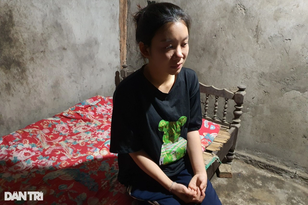 Nữ sinh khóc nghẹn ôm mẹ mù lòa: Con không có cha, xin cô bác giúp đỡ - 6 Nữ sinh khóc nghẹn ôm mẹ mù lòa: Con không có cha, xin cô bác giúp đỡ - 6