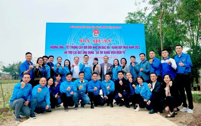 Các đại biểu cùng đoàn viên thanh niên huyện Thanh Trì trồng 25 cây sấu, hoa ban tại tuyến đường liên xã thôn Nhân Hoà-Siêu Quần, xã Tả Thanh Oai, huyện Thanh Trì.