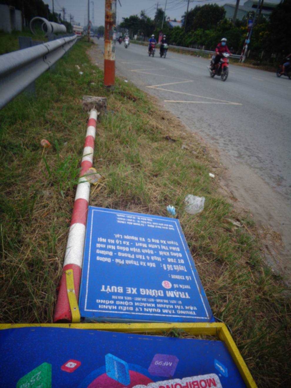 Trạm xe buýt xấu xí - 3