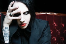 Rocker Marilyn Manson bất ngờ gặp tai nạn sân khấu