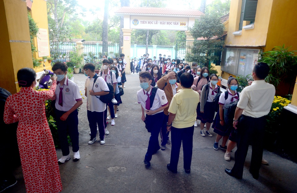 Chùm ảnh: Học sinh Sài Gòn háo hức trở lại trường sau gần 1 tháng nghỉ Tết - 4 Chùm ảnh: Học sinh Sài Gòn háo hức trở lại trường sau gần 1 tháng nghỉ Tết - 4