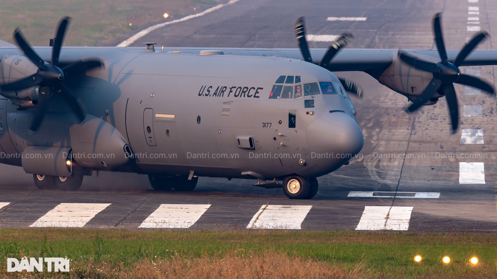 2 cường kích Lợn lòi A-10 và C-130 của Mỹ cất cánh rời sân bay Gia Lâm - 10 2 cường kích Lợn lòi A-10 và C-130 của Mỹ cất cánh rời sân bay Gia Lâm - 10