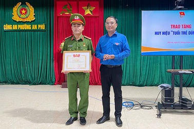 Trao Huy hiệu Tuổi trẻ dũng cảm cho đại úy công an cứu 2 bé trai đuối nước